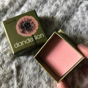 Benefit box blush in Dandelion